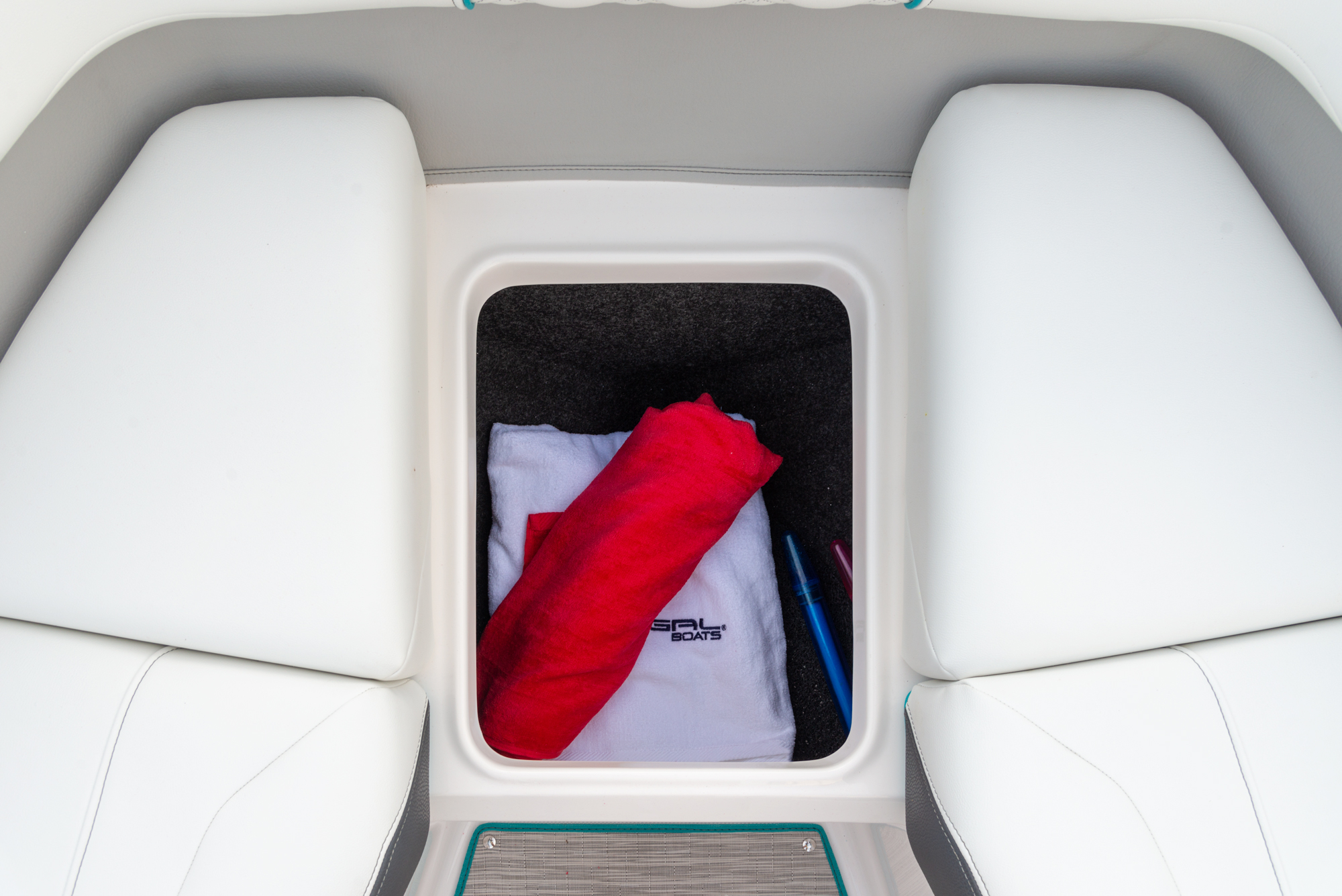 LS4_inset_19_3570-2k