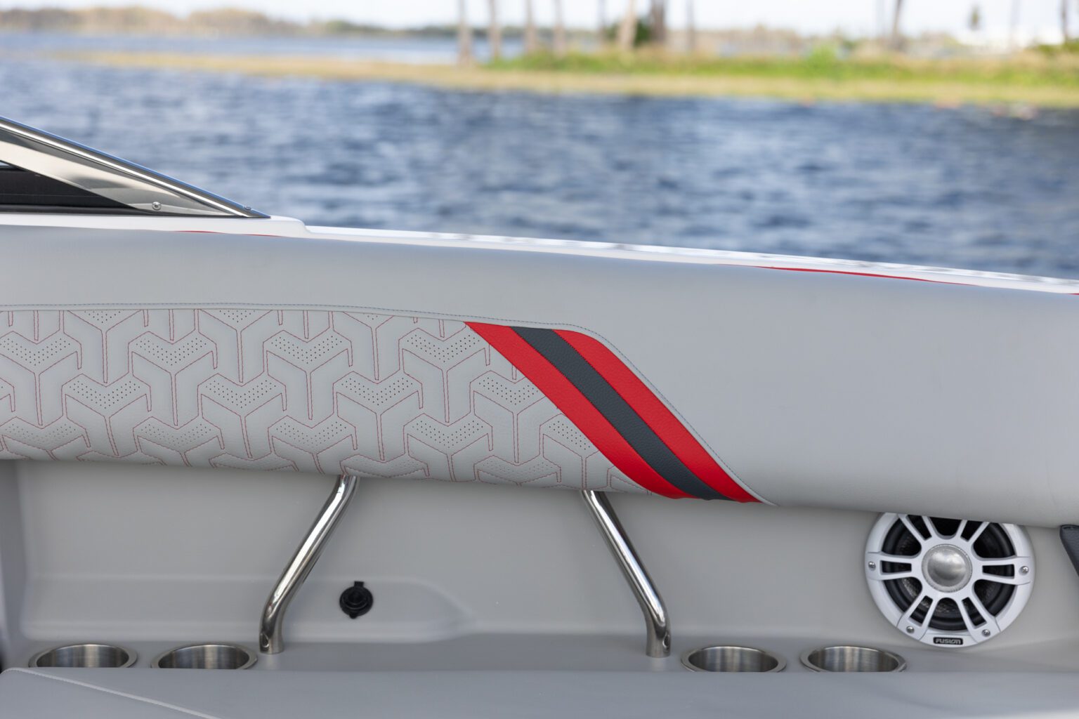 LX6_Ultimate_-Inset_24_-475-2k-1536×1024